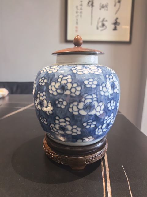 古玩陶瓷康熙·青花留白冰梅紋罐拍賣,當前價格7999元