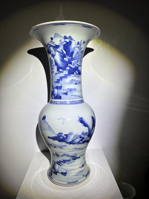 古玩陶瓷清康熙·青花山水人物紋花觚拍賣，當前價格99999元