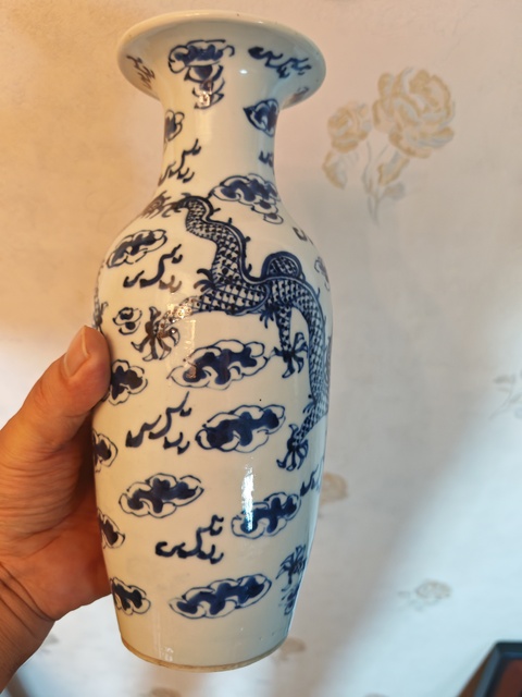 古玩陶瓷青花趕珠龍紋撇口瓶真品鑒賞圖