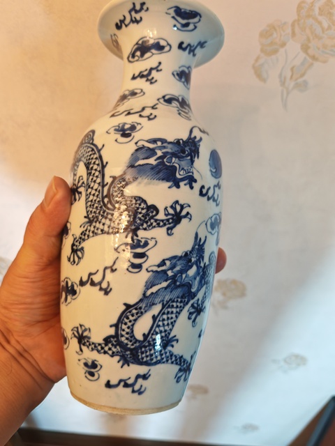 古玩陶瓷青花趕珠龍紋撇口瓶真品鑒賞圖