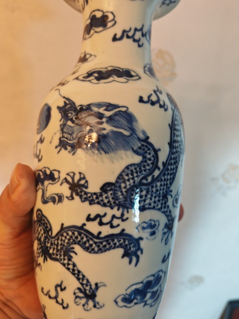 古玩陶瓷青花趕珠龍紋撇口瓶真品鑒賞圖