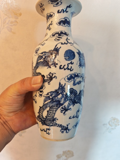 古玩陶瓷青花趕珠龍紋撇口瓶真品鑒賞圖