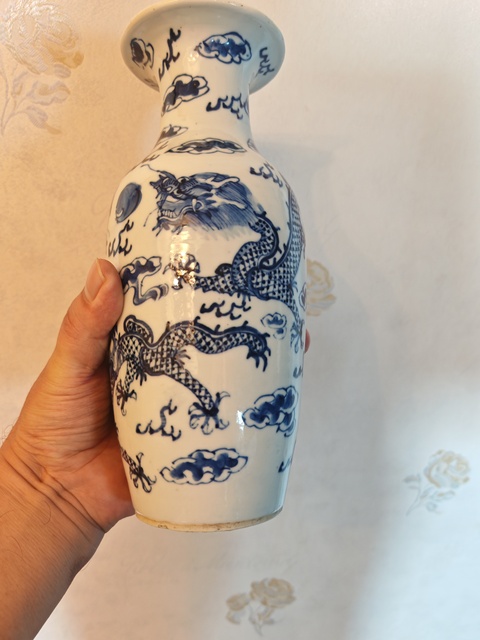 古玩陶瓷青花趕珠龍紋撇口瓶真品鑒賞圖