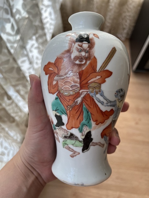 古玩陶瓷粉彩鐘馗打鬼圖紋梅瓶真品鑒賞圖