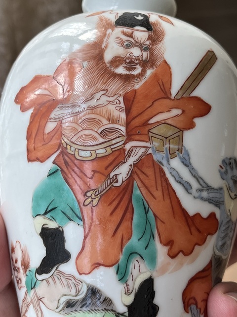 古玩陶瓷粉彩鐘馗打鬼圖紋梅瓶真品鑒賞圖