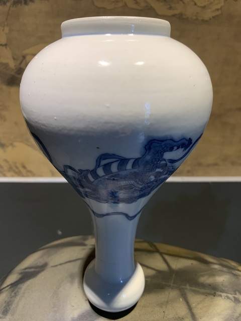 古玩陶瓷獅紋青花蒜頭瓶真品鑒賞圖