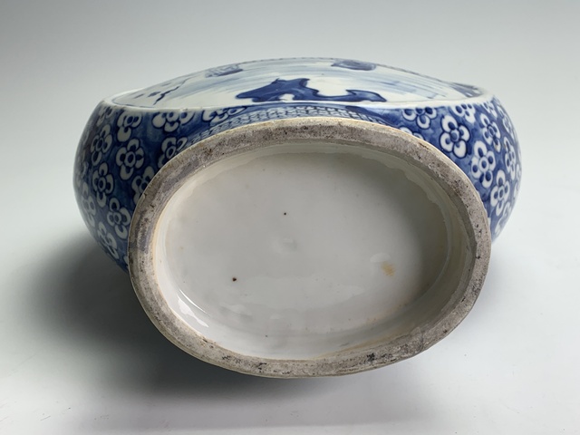 古玩陶瓷清晚期·青花侍女人物紋抱月瓶拍賣，當前價格0元