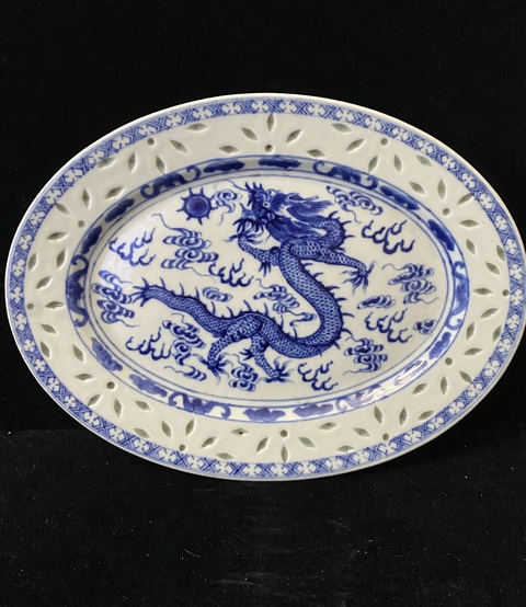 古玩陶瓷玲瓏瓷龍紋青花盤真品鑒賞圖