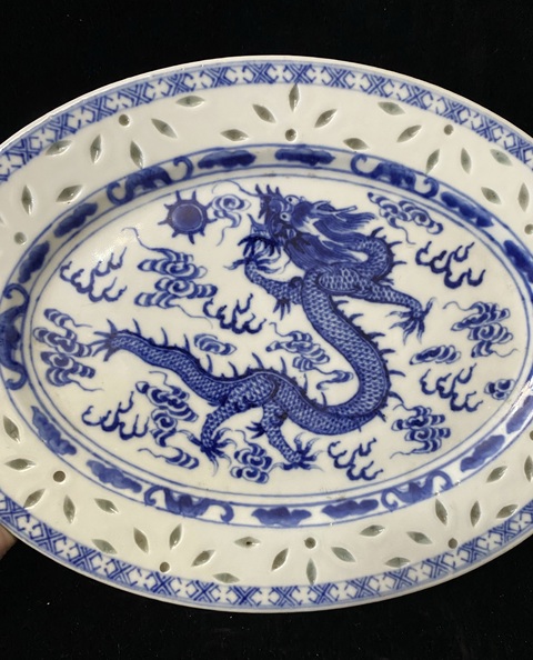 古玩陶瓷玲瓏瓷龍紋青花盤真品鑒賞圖