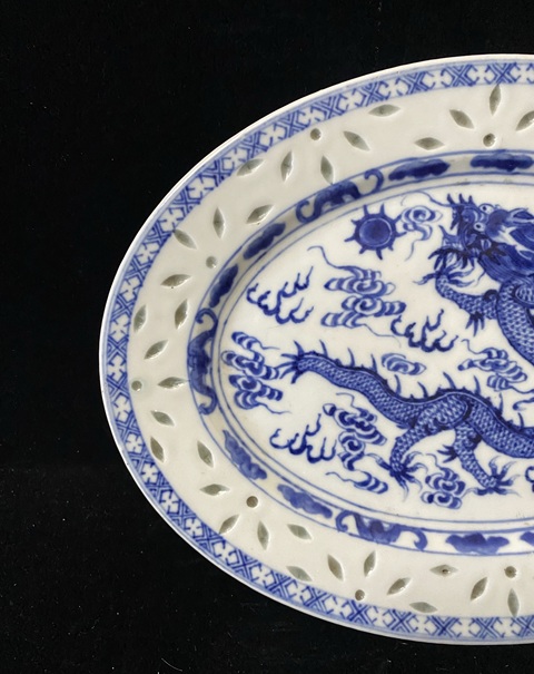 古玩陶瓷玲瓏瓷龍紋青花盤真品鑒賞圖