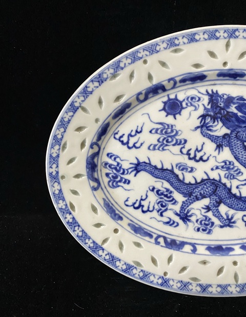 古玩陶瓷玲瓏瓷龍紋青花盤真品鑒賞圖