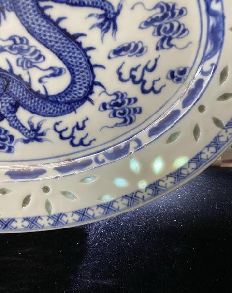 古玩陶瓷玲瓏瓷龍紋青花盤真品鑒賞圖