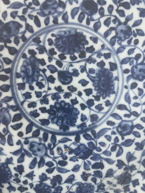 古玩陶瓷青花花卉紋盤真品鑒賞圖