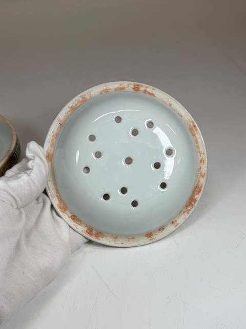 古玩陶瓷粉彩蝴蝶紋香爐真品鑒賞圖