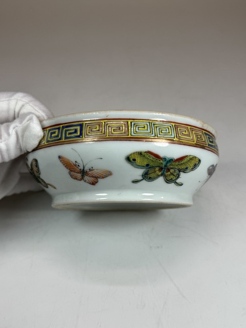古玩陶瓷粉彩蝴蝶紋香爐真品鑒賞圖