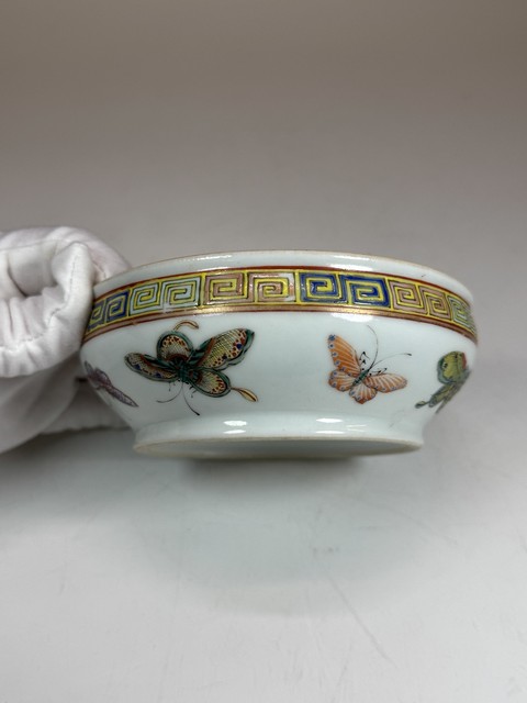 古玩陶瓷粉彩蝴蝶紋香爐真品鑒賞圖