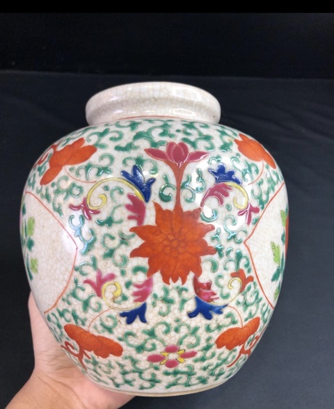 古玩陶瓷哥釉地粉彩花卉紋罐真品鑒賞圖