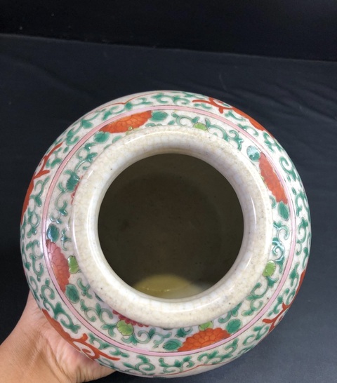 古玩陶瓷哥釉地粉彩花卉紋罐真品鑒賞圖