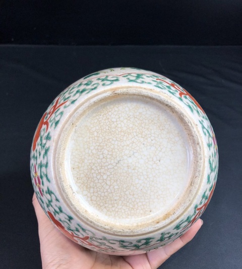古玩陶瓷哥釉地粉彩花卉紋罐真品鑒賞圖