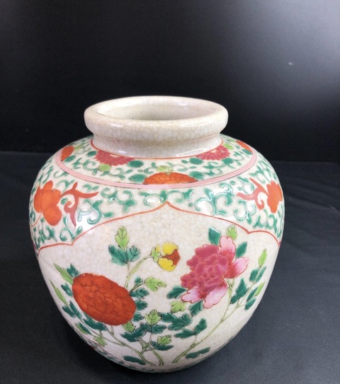 古玩陶瓷哥釉地粉彩花卉紋罐真品鑒賞圖