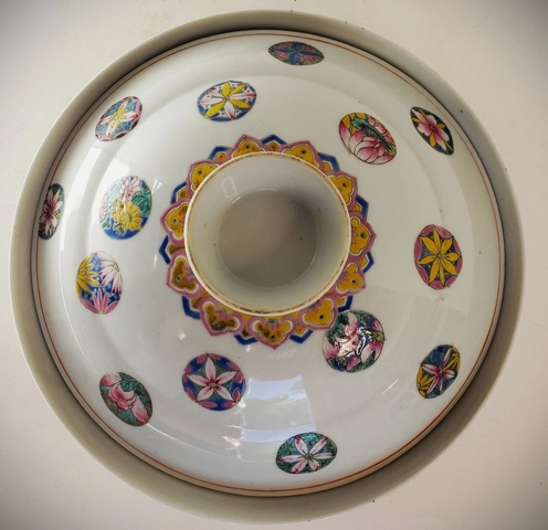 古玩陶瓷粉彩皮球花紋蓋碗真品鑒賞圖