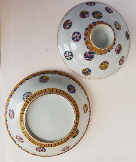 古玩陶瓷粉彩皮球花紋蓋碗真品鑒賞圖