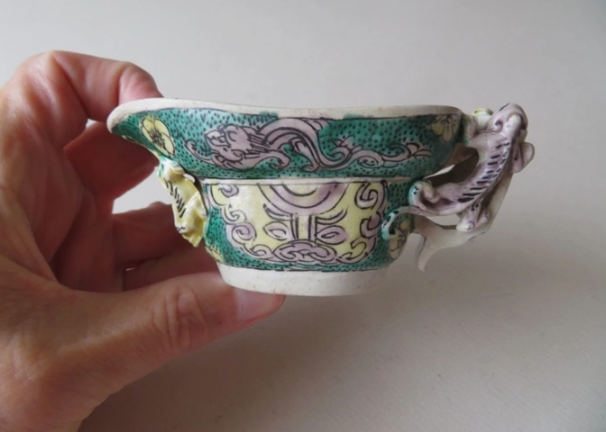 古玩陶瓷素三彩貼塑螭龍紋爵杯真品鑒賞圖