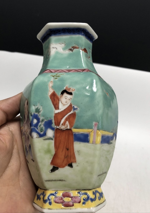 古玩陶瓷民國·粉彩仕女嬰戲紋六方瓶拍賣，當前價格4569元