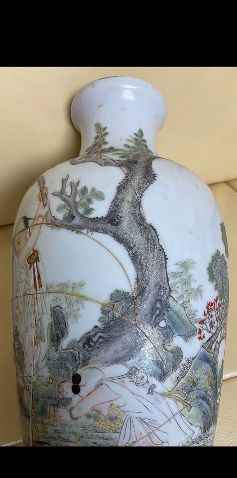 古玩陶瓷粉彩嬰戲圖盤口瓶真品鑒賞圖