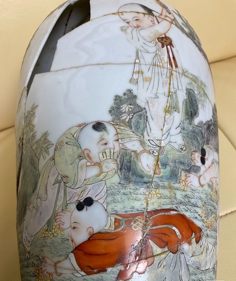 古玩陶瓷粉彩嬰戲圖盤口瓶真品鑒賞圖