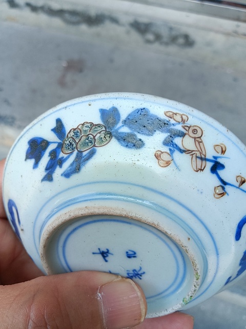 古玩陶瓷青花加彩盤真品鑒賞圖