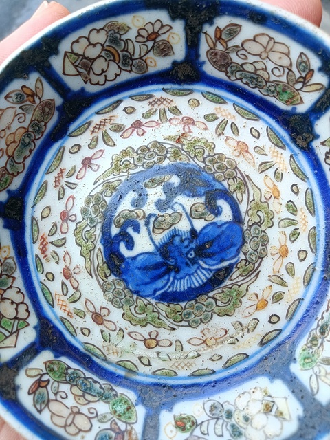 古玩陶瓷青花加彩盤真品鑒賞圖