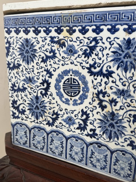 古玩陶瓷青花纏枝花卉紋冰箱真品鑒賞圖