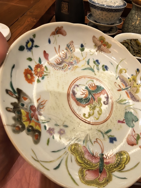 古玩陶瓷粉彩花蝶紋盤真品鑒賞圖
