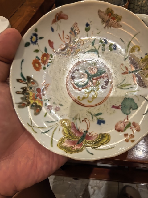 古玩陶瓷粉彩花蝶紋盤真品鑒賞圖
