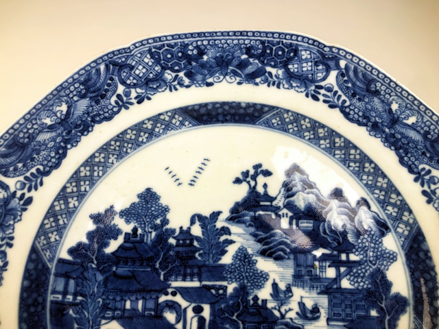 古玩陶瓷清乾隆·漿胎青花山水樓閣人物八方盤拍賣，當前價格0元