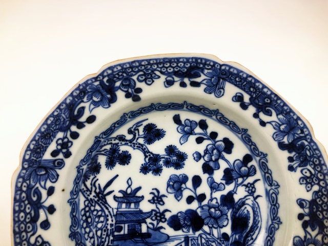 古玩陶瓷清早期·青花山水樓閣八方折沿盤拍賣,當前價格0元