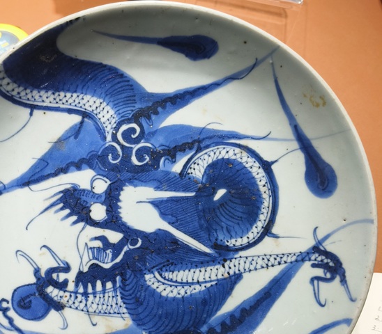 古玩陶瓷青花過(guò)墻龍紋盤真品鑒賞圖