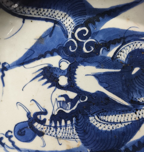古玩陶瓷青花過(guò)墻龍紋盤真品鑒賞圖
