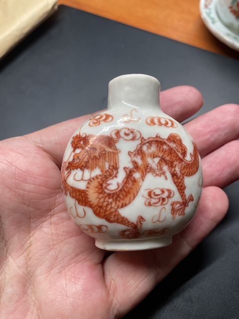 古玩陶瓷礬紅龍紋鼻煙壺真品鑒賞圖