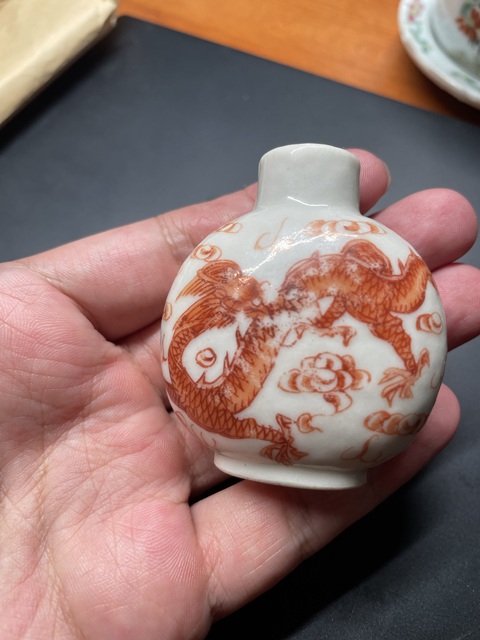 古玩陶瓷礬紅龍紋鼻煙壺真品鑒賞圖