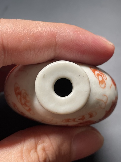 古玩陶瓷礬紅龍紋鼻煙壺真品鑒賞圖