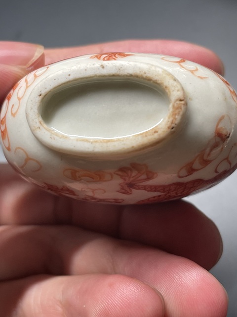 古玩陶瓷礬紅龍紋鼻煙壺真品鑒賞圖
