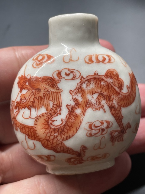 古玩陶瓷礬紅龍紋鼻煙壺真品鑒賞圖
