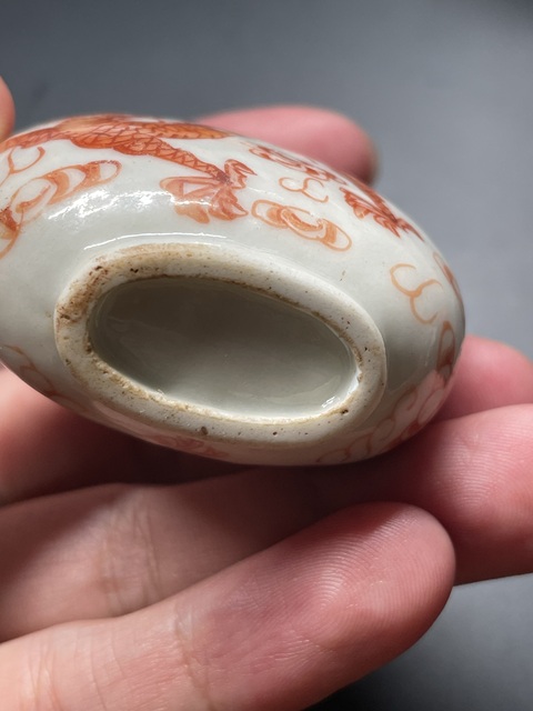 古玩陶瓷礬紅龍紋鼻煙壺真品鑒賞圖