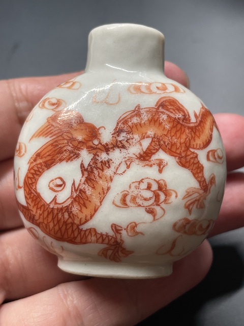 古玩陶瓷礬紅龍紋鼻煙壺真品鑒賞圖