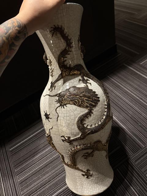 古玩陶瓷哥釉地鐵銹釉龍紋瓶真品鑒賞圖
