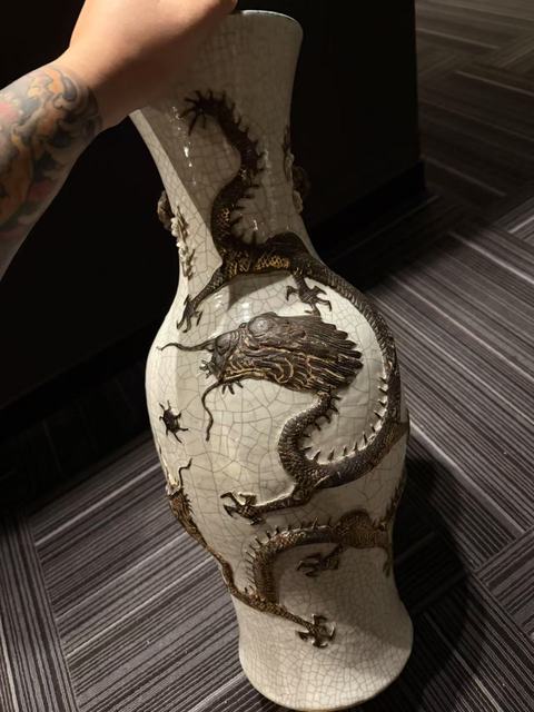 古玩陶瓷哥釉地鐵銹釉龍紋瓶真品鑒賞圖