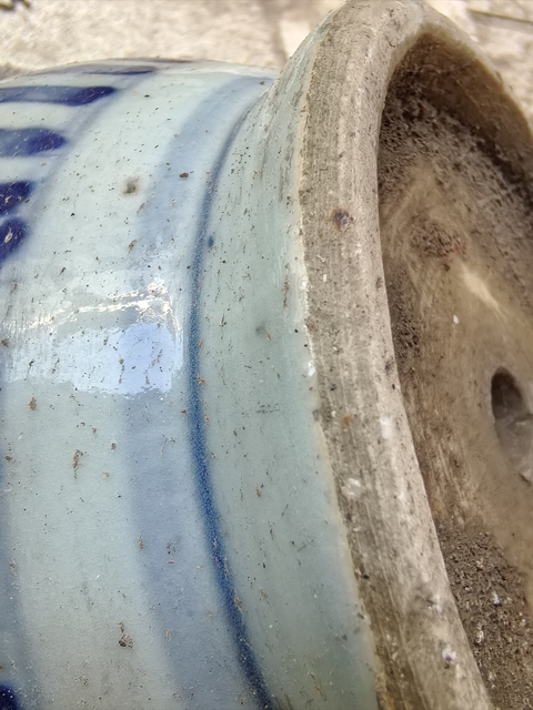 古玩陶瓷纏枝花卉紋青花花盆真品鑒賞圖