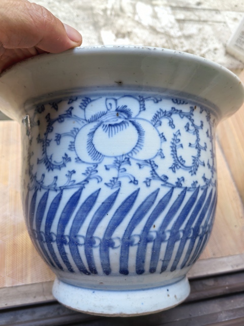 古玩陶瓷纏枝花卉紋青花花盆真品鑒賞圖